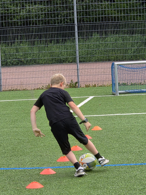 Slalom laufen mit Ball