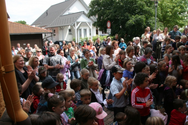 Geladene Gäste feierten gemeinsam mit den Schülerinnen und Schülern das Schulfest
