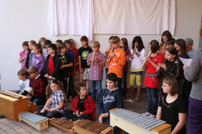 Ein Willkommenslied der Klassen 4a und 4b zur Eröffnung beim Schulfest