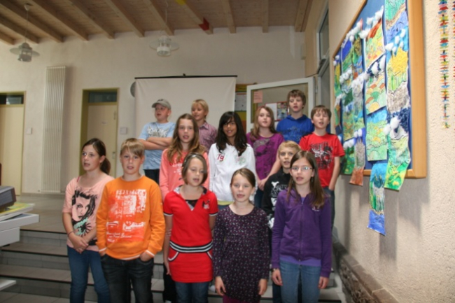 Schülerinnen und Schüler der Klassen 4a und 4b bei einer Darbietung