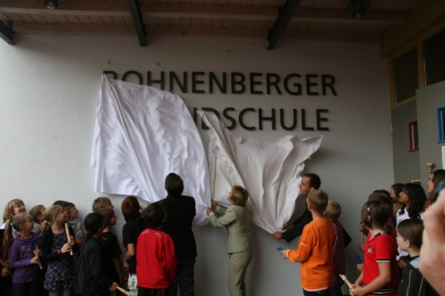 Enthüllung des neuen Schriftzugs der Bohnenberger Grundschule beim Schulfest