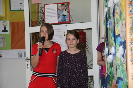 Schülerinnen und Schüler der Klassen 4a und 4b bei einer Darbietung