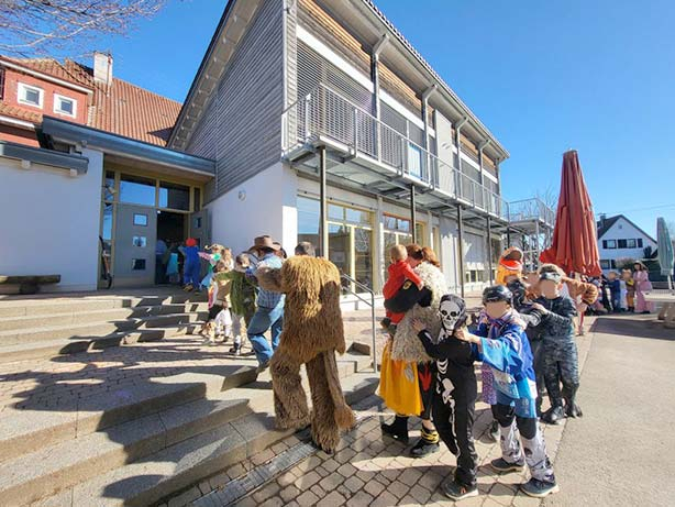 Unsere Schülerinnen und Schüler beim traditionellen Fasching
