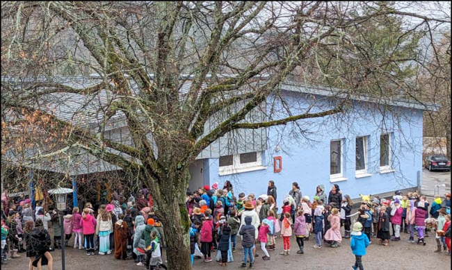 Unsere Schülerinnen und Schüler bei der traditionellen Faschingspolonaise über das Schulgelände